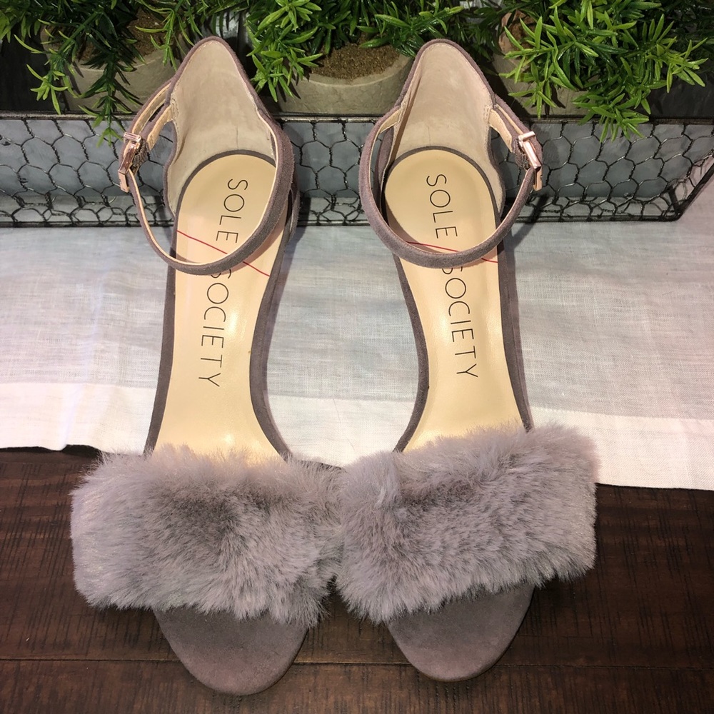 NWOT sexy heels with faux fur. Sole Society. Size 8.5 color is actually taupe